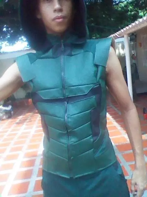 Proceso cosplay de Green Arrow y arco (serie CW)