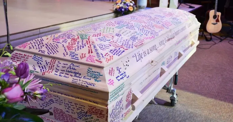 Sus compañeros convierten su ataúd en el anuario que nunca