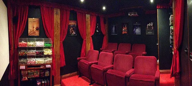 Parece una simple cabaña, pero nunca adivinarás lo que hay