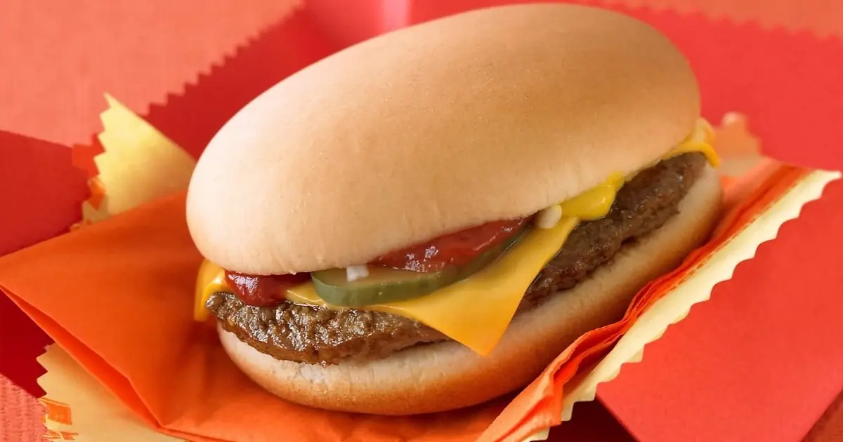 Muere intentar comer una cheeseburger de McDonald’s de un bo