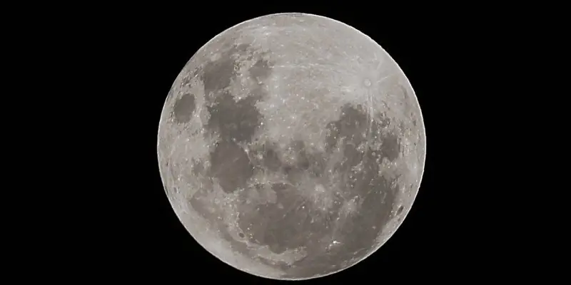 NASA Identifica red de tuneles en el Polo Norte de la Luna