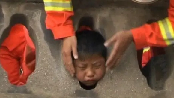 15 Divertidos niños que acabaron con la cabeza atascada