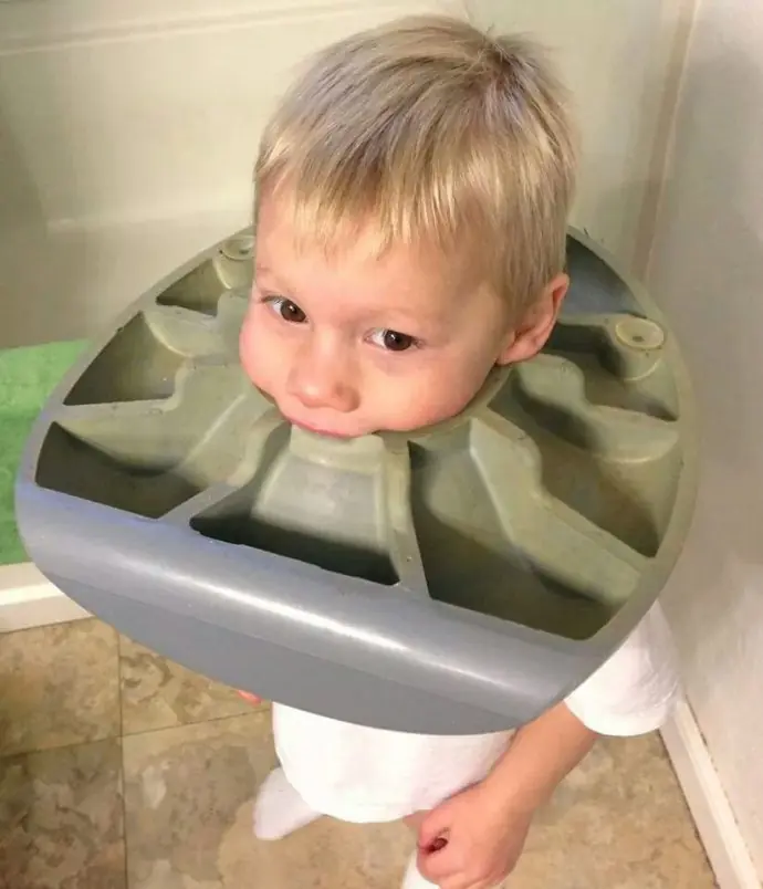 15 Divertidos niños que acabaron con la cabeza atascada