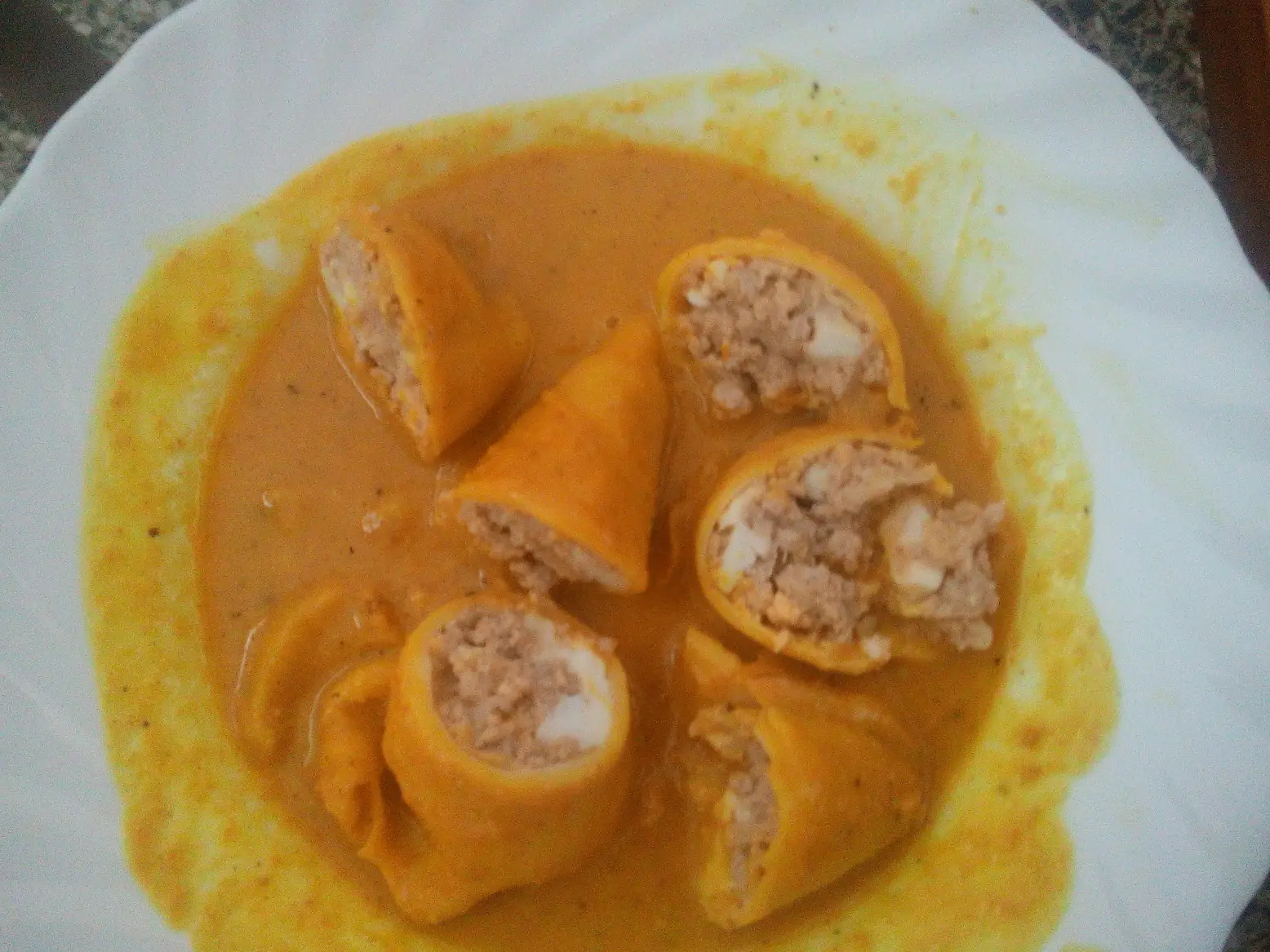 te enseno un plato de mi tierra calamares rellenos en salsa
