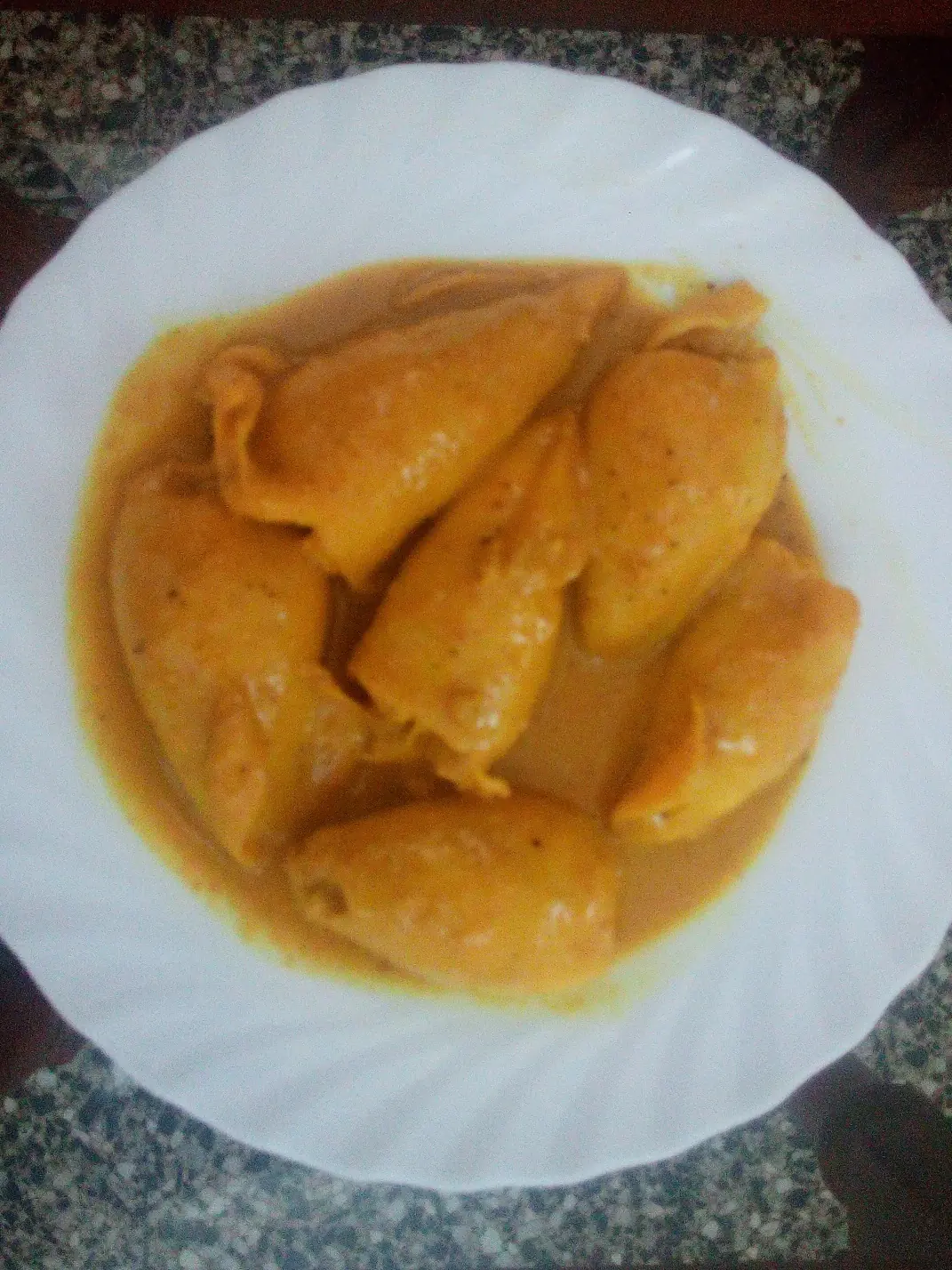 Te enseño un plato de mi tierra calamares rellenos en salsa