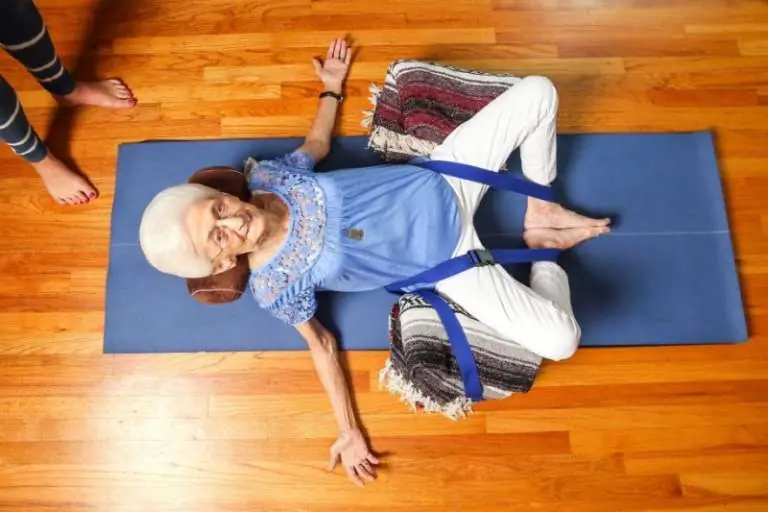 Esta mujer de 86 años vivía encorvada y con dolor