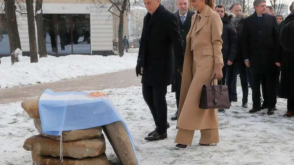 Putin lo mandó a inaugurar cuatro piedras a Macri