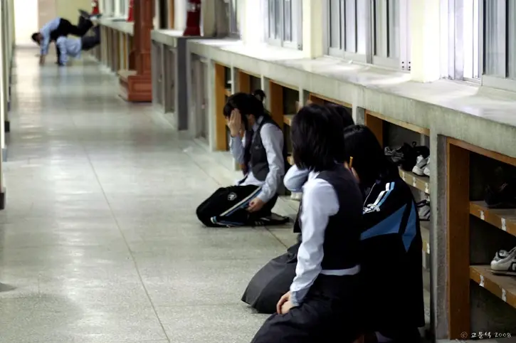 10 reglas y castigos raros en escuelas alrededor del mundo