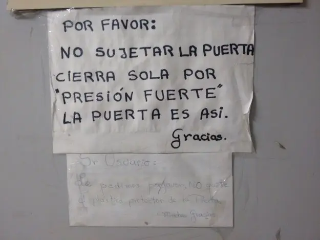 Carteles con cariño dedicados a sus vecinos