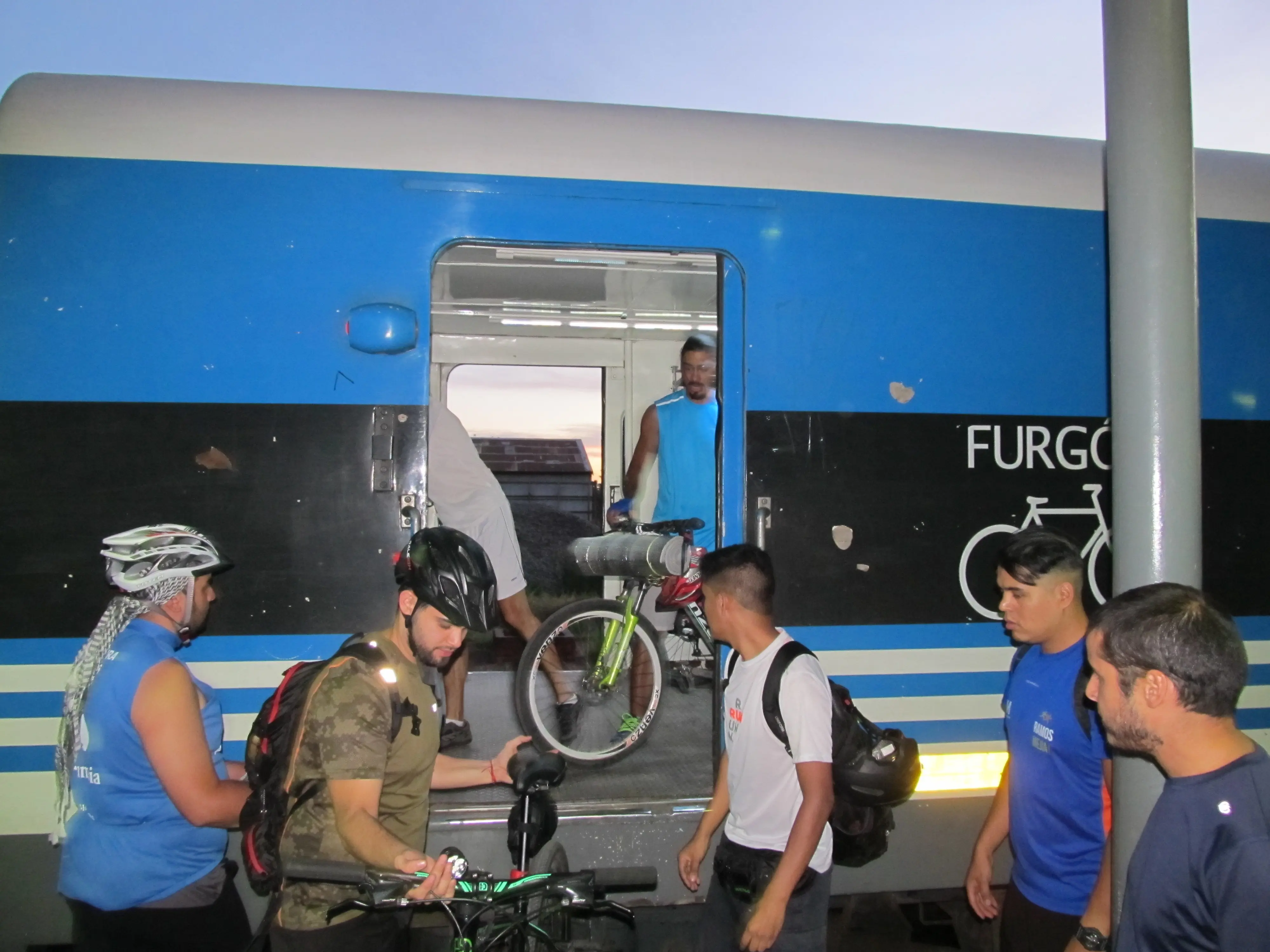 Pedaleé toda la noche por vías muertas y túneles vegetales.