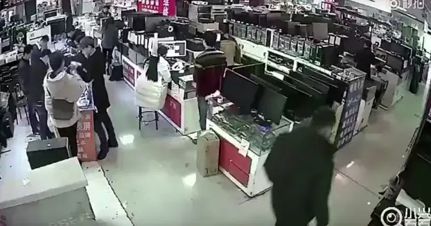 En China muerden las baterias y bucean bajo el hielo