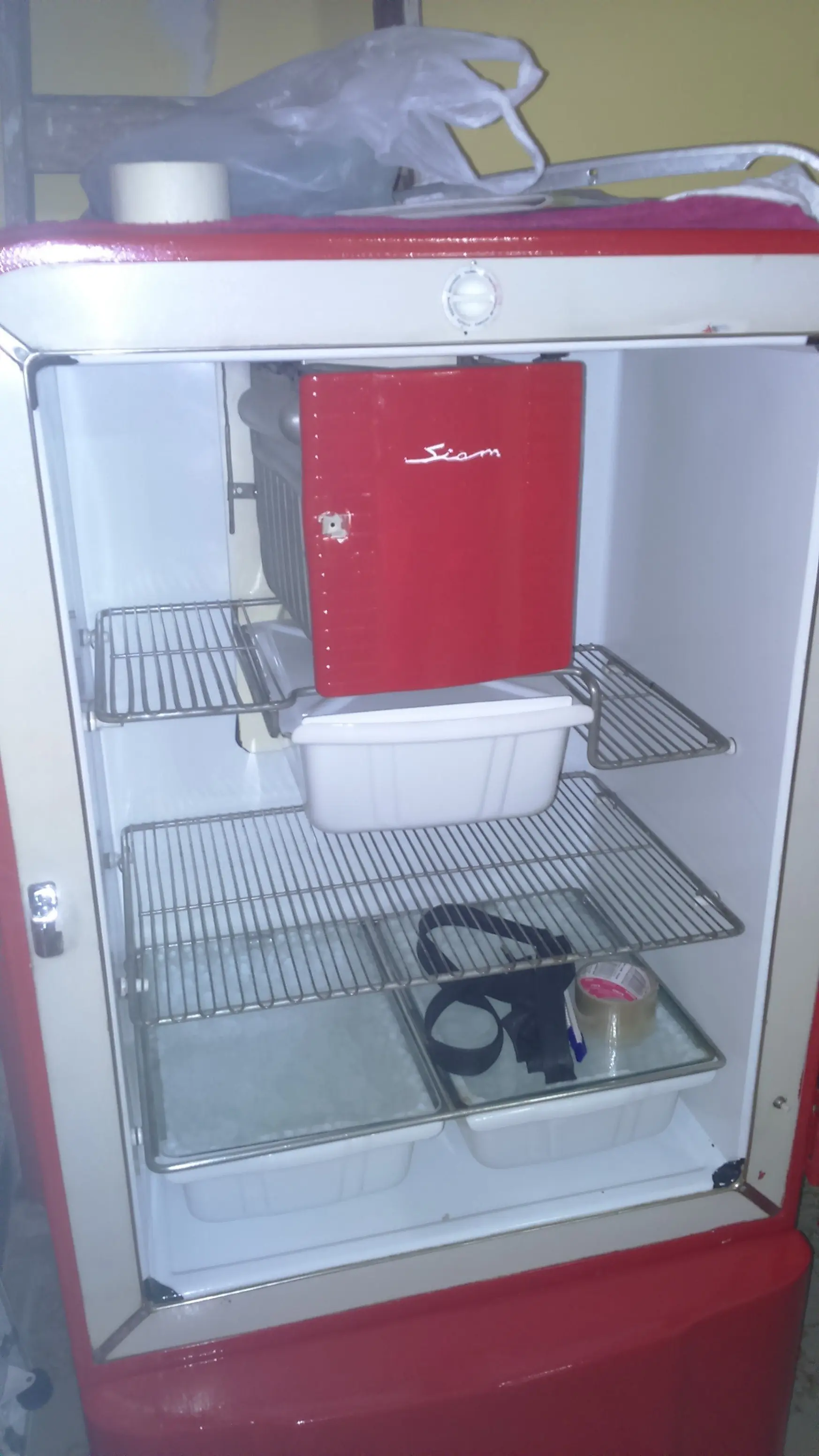 Restaurando vieja heladera Siam