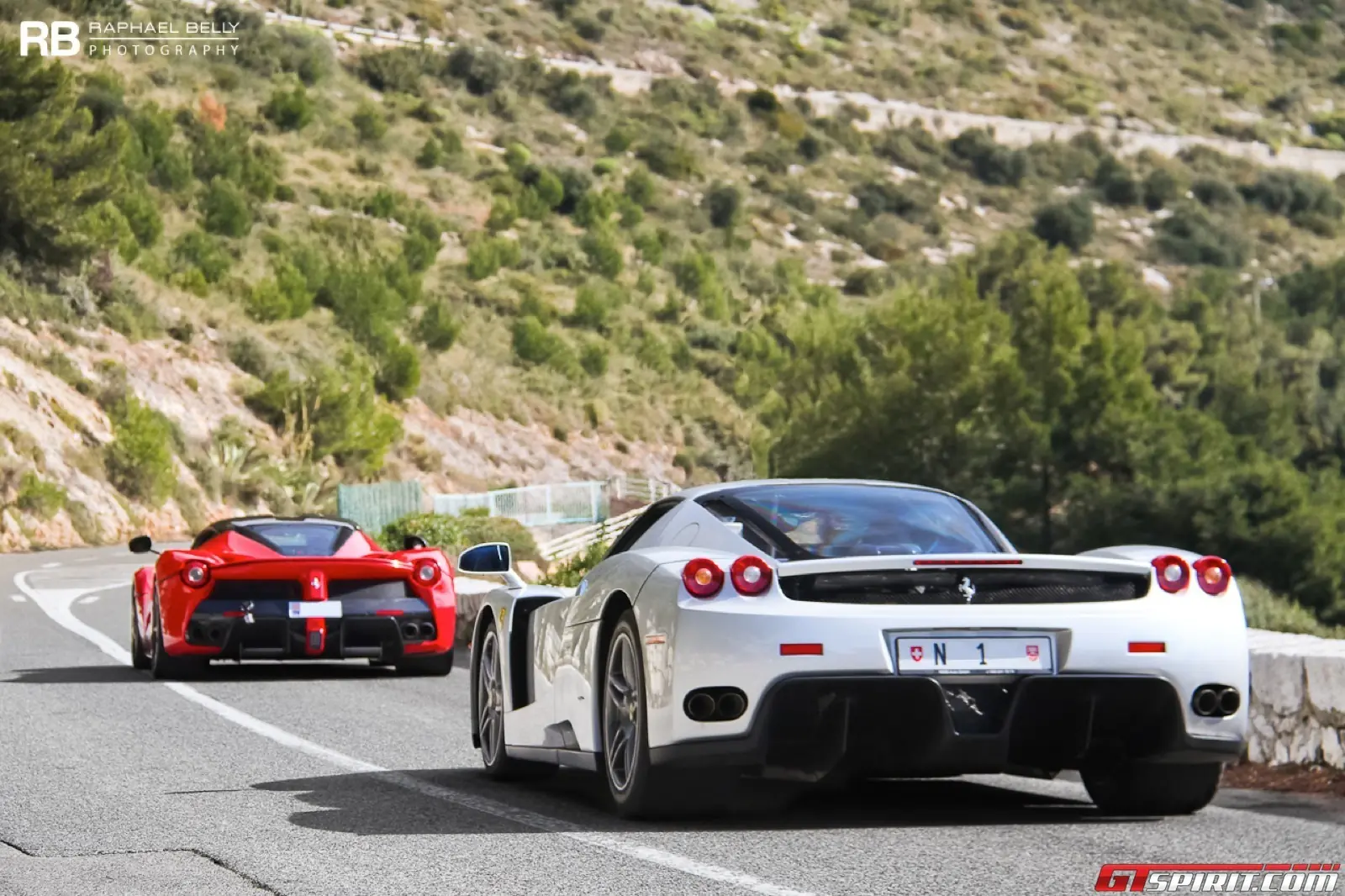 Ferrari Enzo y LaFerrari acelerando en un tunel