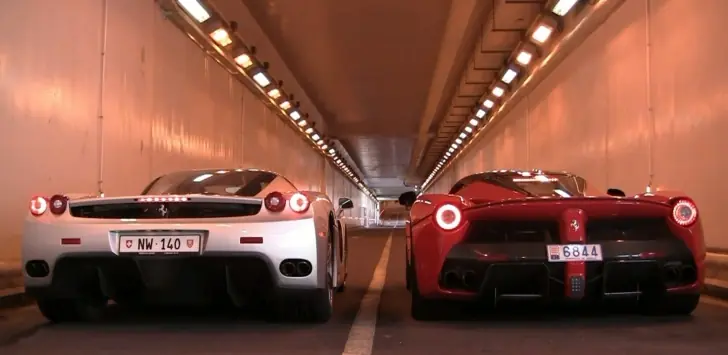 Ferrari Enzo y LaFerrari acelerando en un tunel