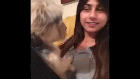 Mia Khalifa va al doctor por un fuerte dolor de espalda