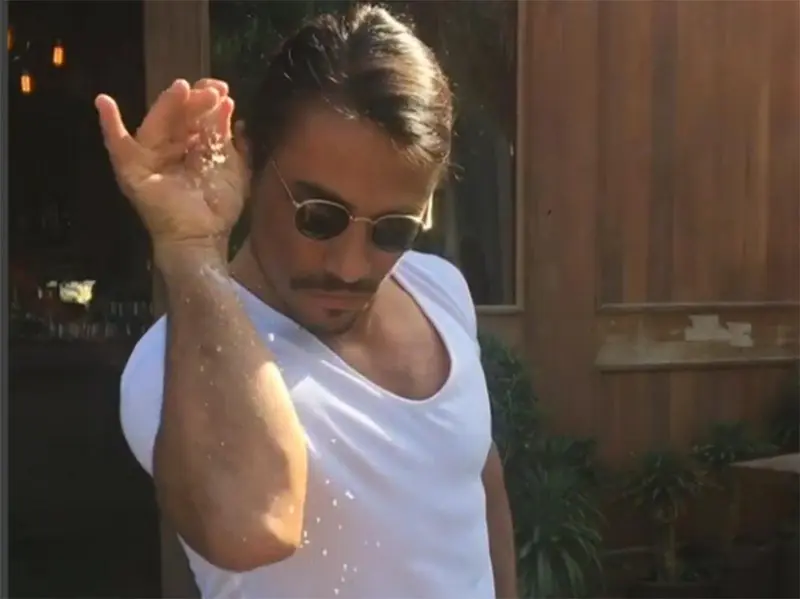 Investigan a “Salt bae”, el chef que se hizo famoso con meme