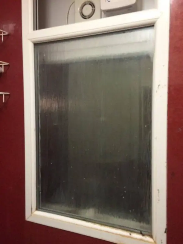 Chica va al baño en una cita, tira la caca por la ventana