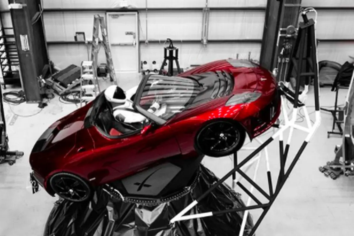 Abordo del Tesla Roadster de Elon Musk q recorre el espacio