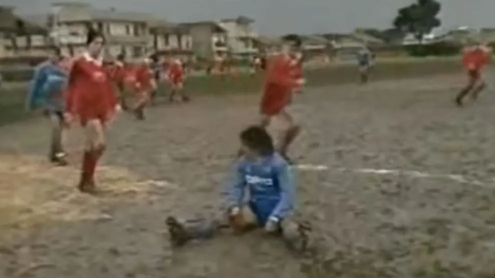 El dia que Maradona jugo en el barro por un niño enfermo