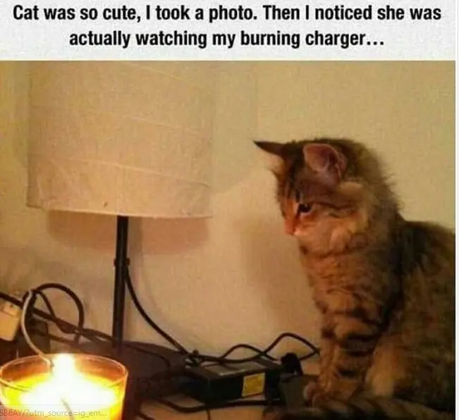 ¿Por qué el cargador de la laptop está tan caliente?