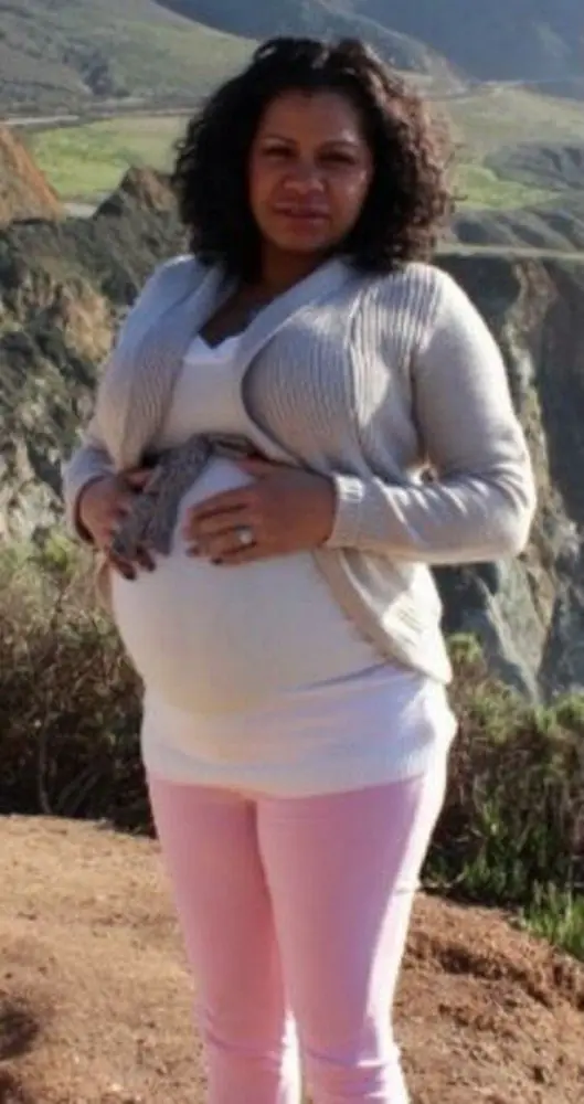 Madre lleva 23hrs al día un corset para mantener su cintura