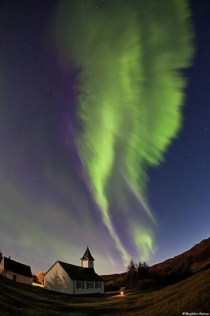 Extraña aurora en forma de espíritu en los cielos de Noruega