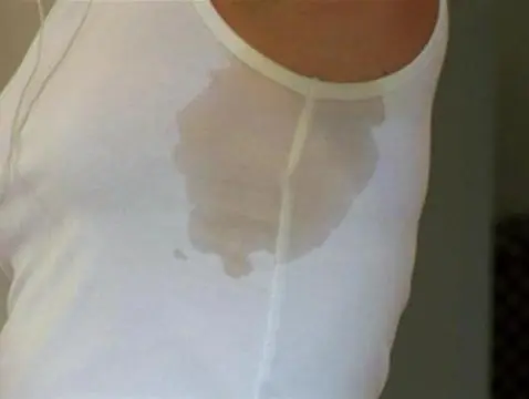 Como limpiar una remera chivada en el sobaco.