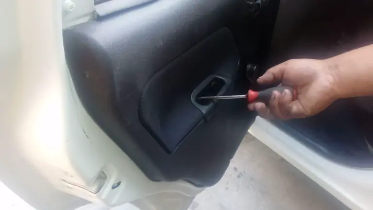Como remplazar una manija exterior de un Chevy