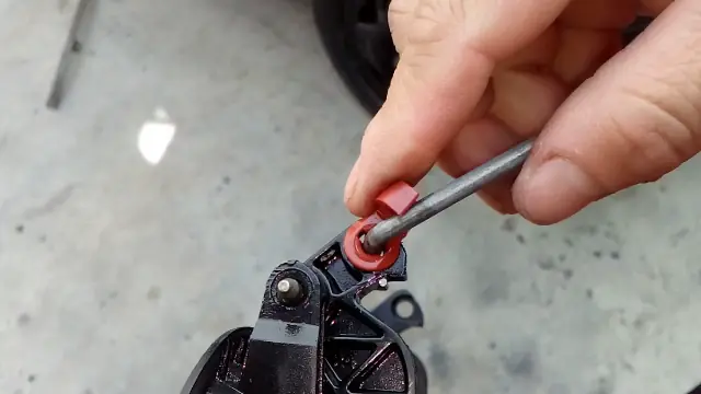 Como remplazar una manija exterior de un Chevy