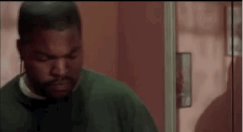 Por qué los hombres huelen sus dedos al rascarse sus partes?