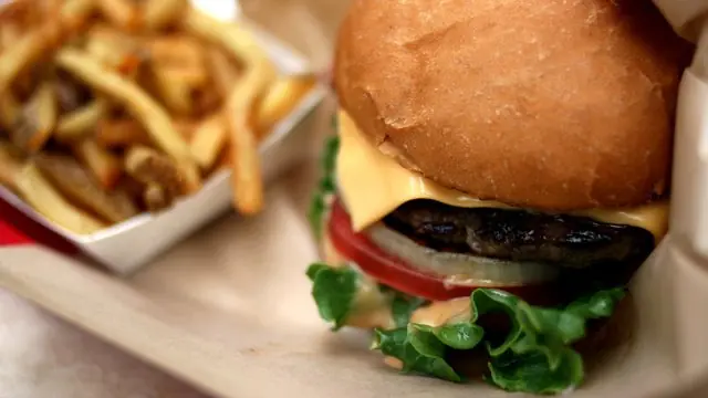 Te enseño a comerte una hamburguesa correctamente