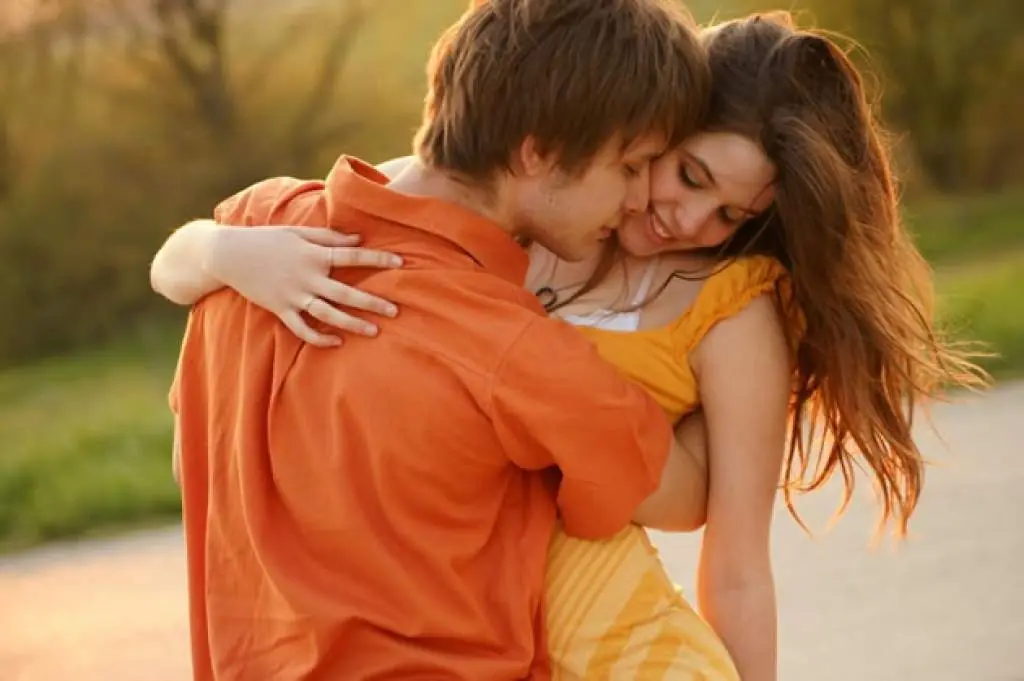 Razones del porqué las mujeres se enamoran de hombres "feos"