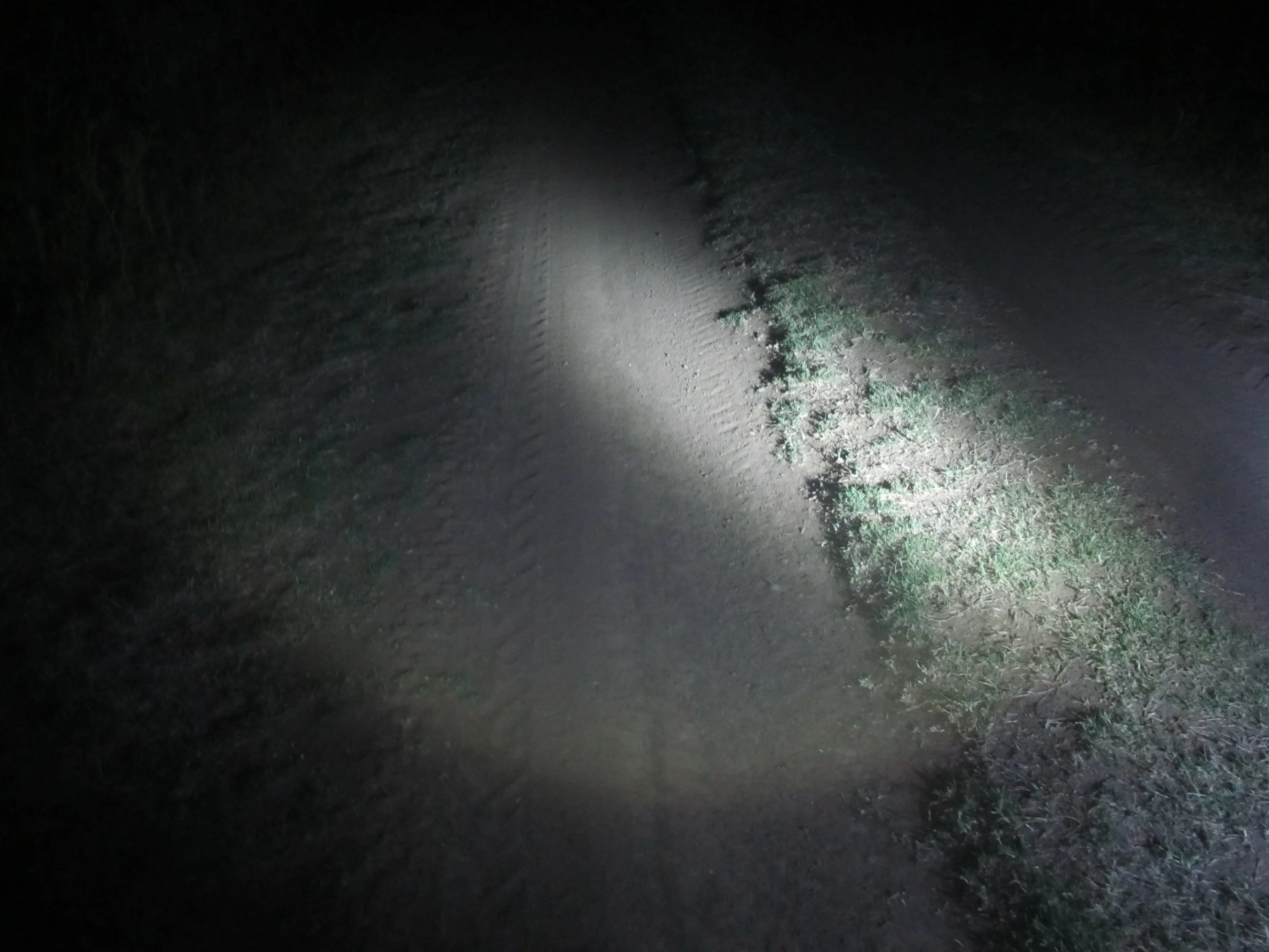 Pedaleé toda la noche por el campo y por un cementerio...