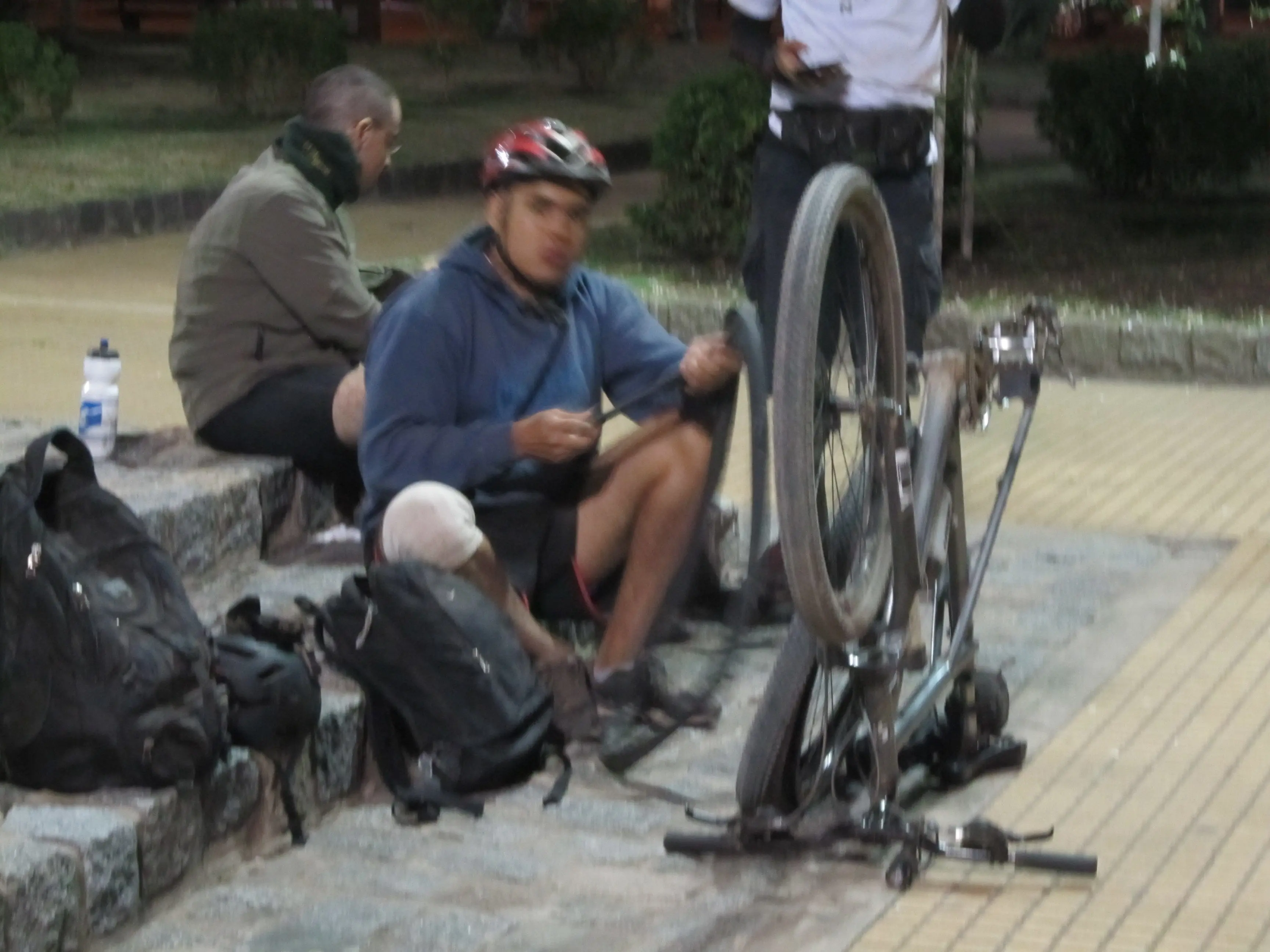 Pedaleé toda la noche por el campo y por un cementerio...