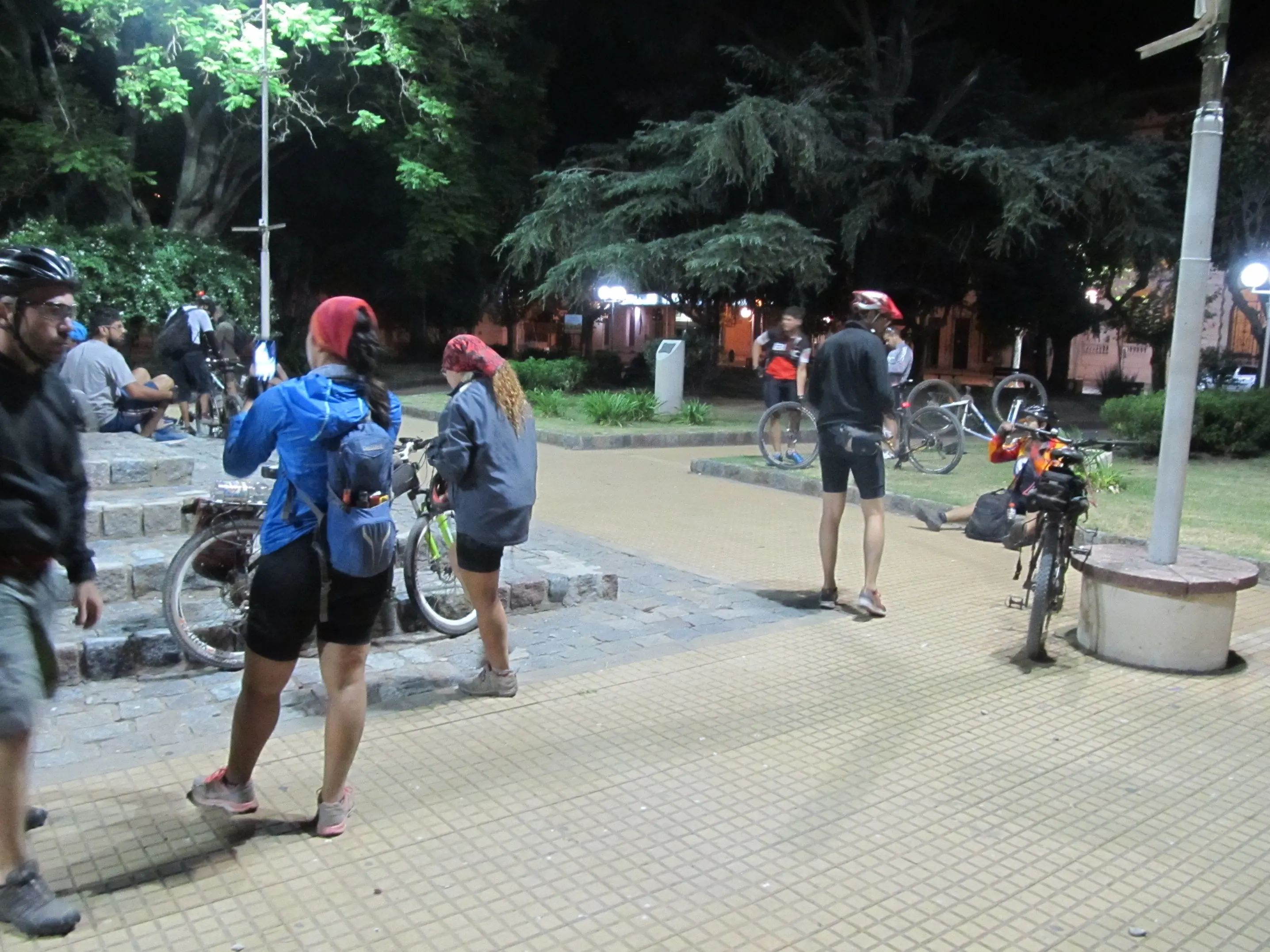 Pedaleé toda la noche por el campo y por un cementerio...
