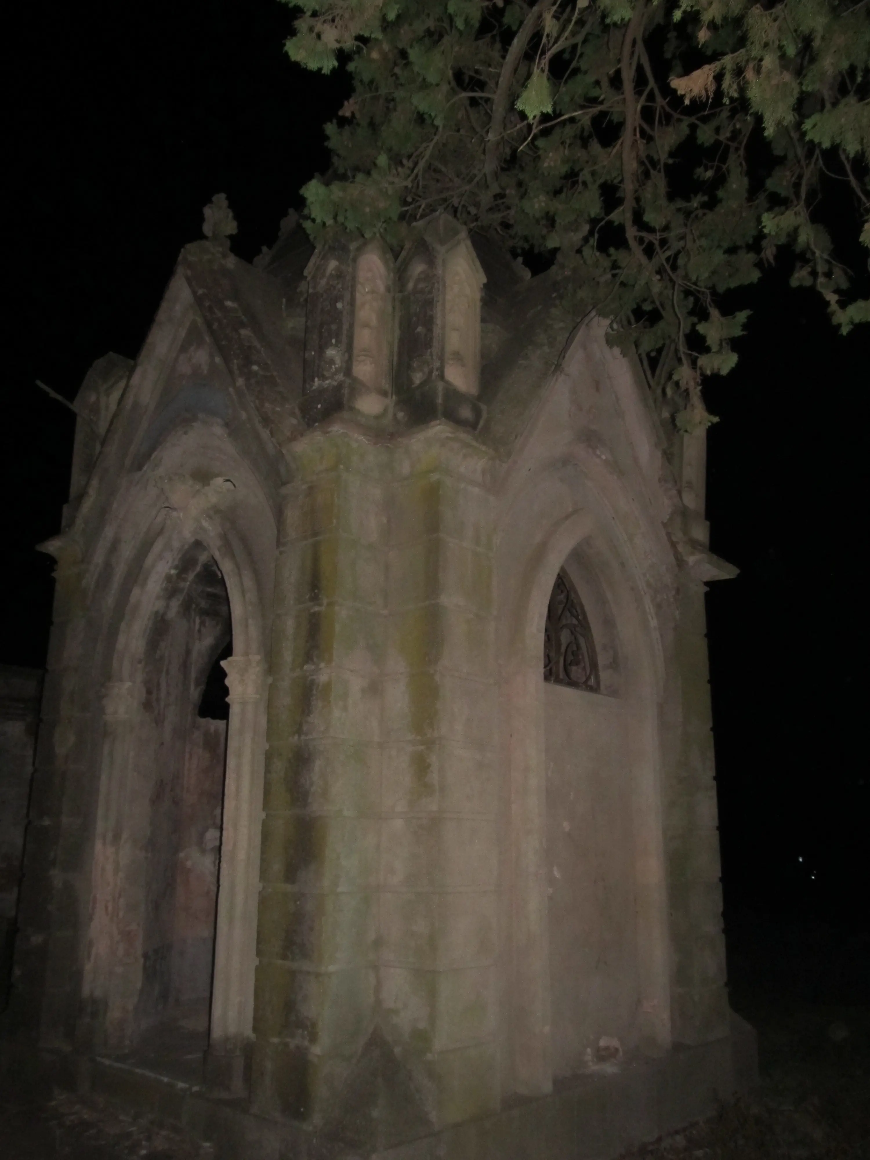 Pedaleé toda la noche por el campo y por un cementerio...