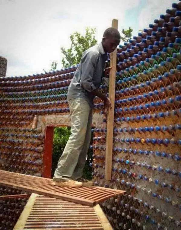 Lo que hizo este joven con decenas de botellas de plástico.