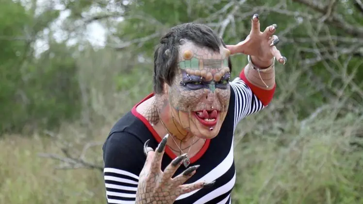 Esta mujer se considera un reptil, es realmente impresionant