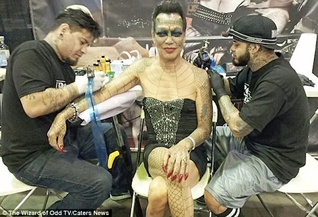 Esta mujer se considera un reptil, es realmente impresionant