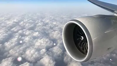 Flota de ovnis se desplaza por debajo de avión