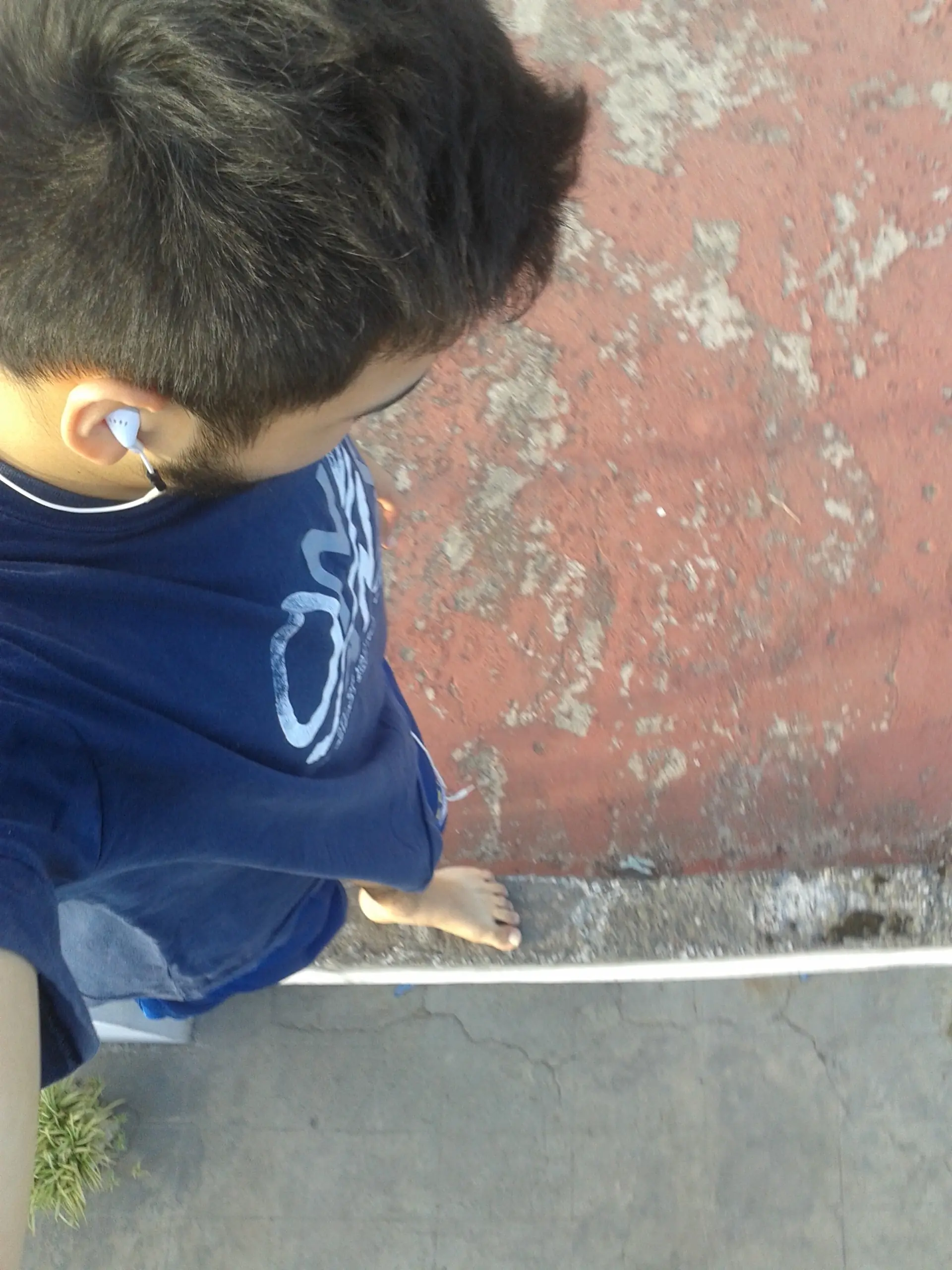 Te enseño a caminar por el borde de una terraza