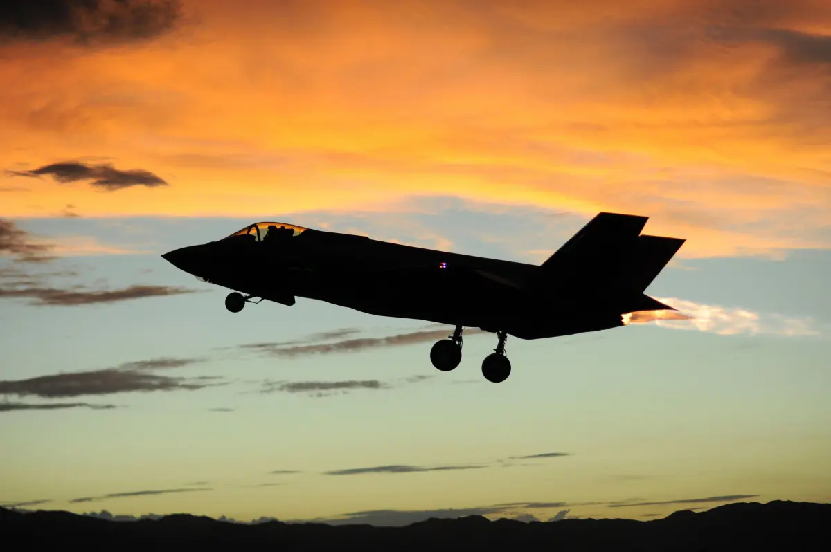 El enfrentamiento A-10 vs. F-35 . . .