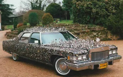 El friki auto repleto de cucharas