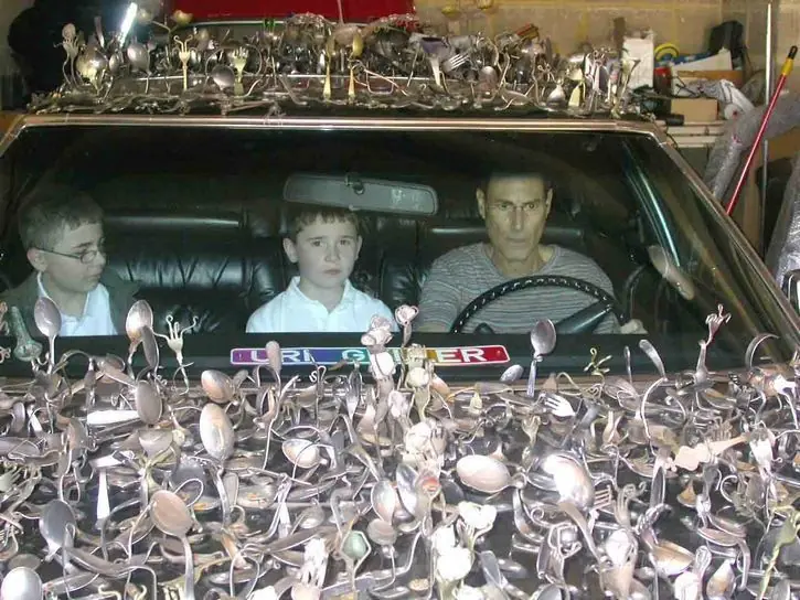 El Friki auto repleto de cucharas.