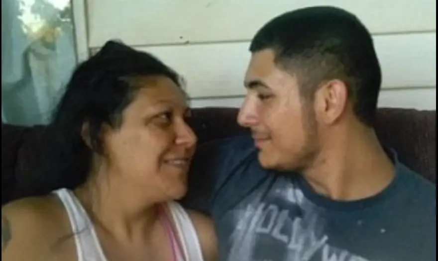 Madre encuentra a su hijo que dio en adopcion y se enamora