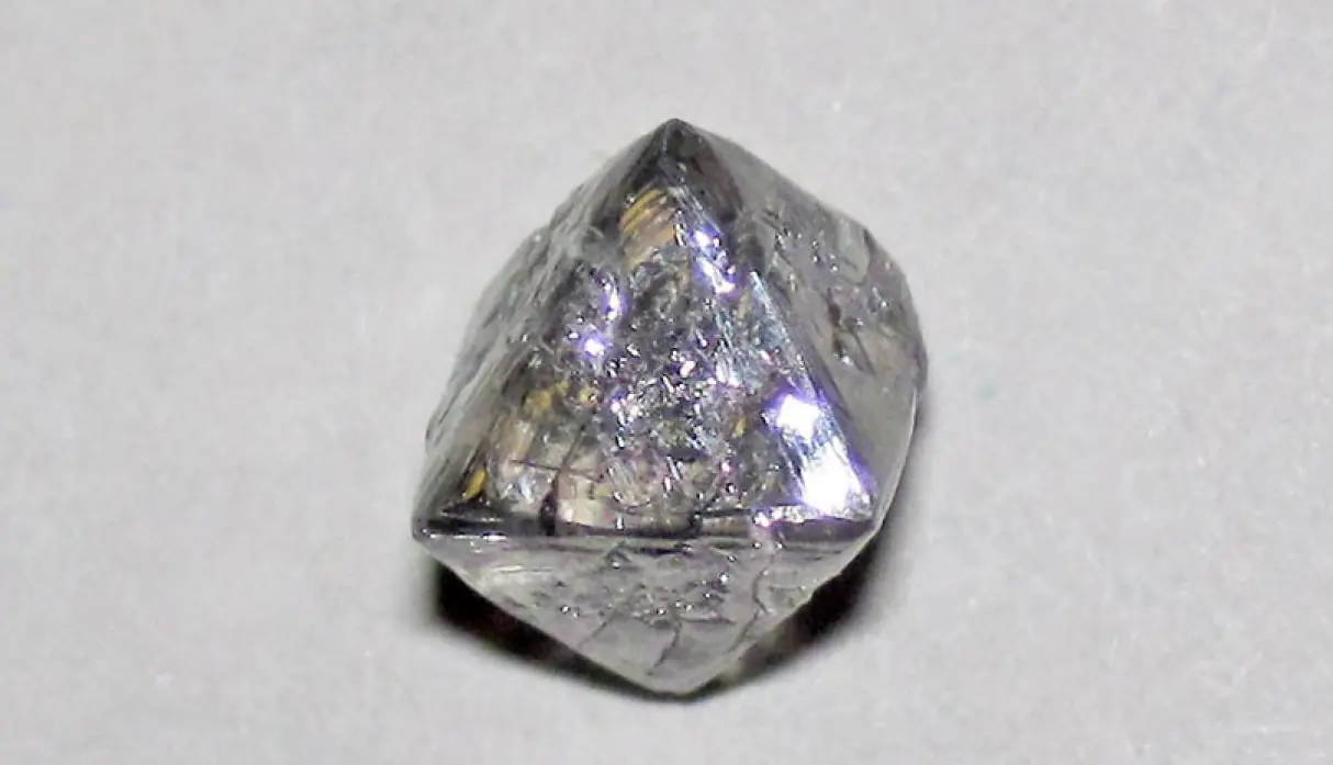 Hallan diamante que contiene un mineral nunca antes visto