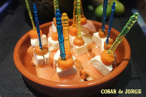 Pinchos de salmón y queso