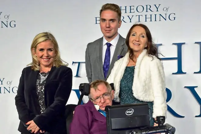 Así son los 3 herederos de Stephen Hawking y su vida