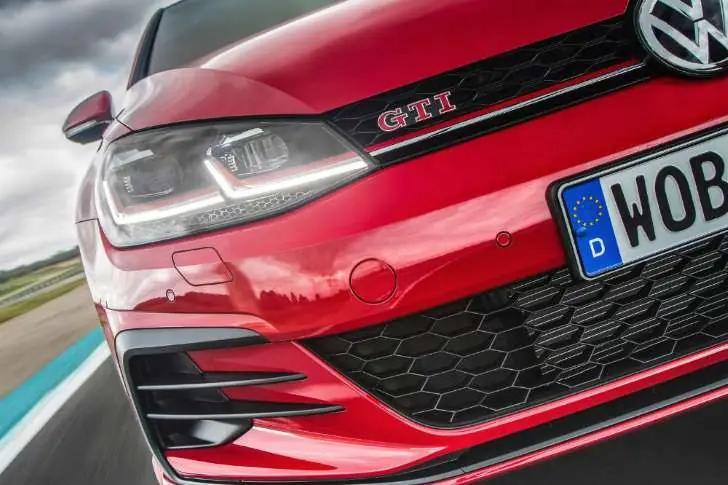 ¿Qué significan las siglas de los coches?