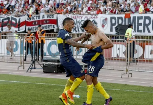Centurión se burló de Tevez en las redes sociales